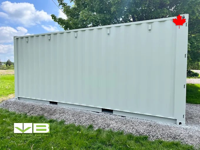 One-trip 40ft unit resting on grass with its doors closed under an open sky.